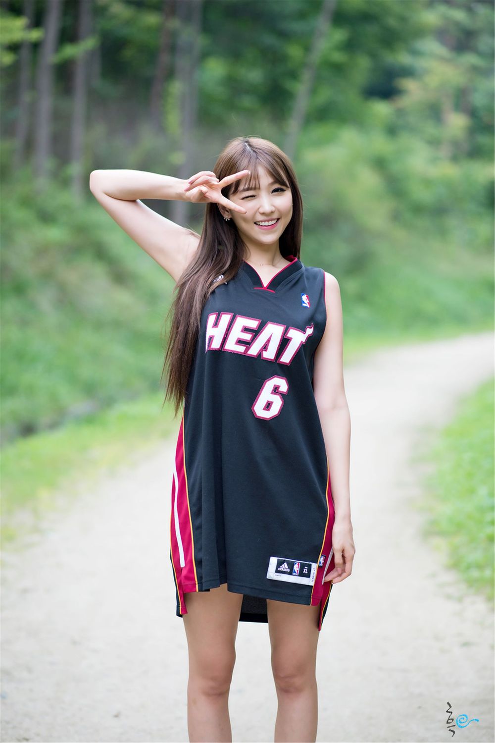 韩国网络李恩慧白与黑篮球宝贝装扮户外清纯写真