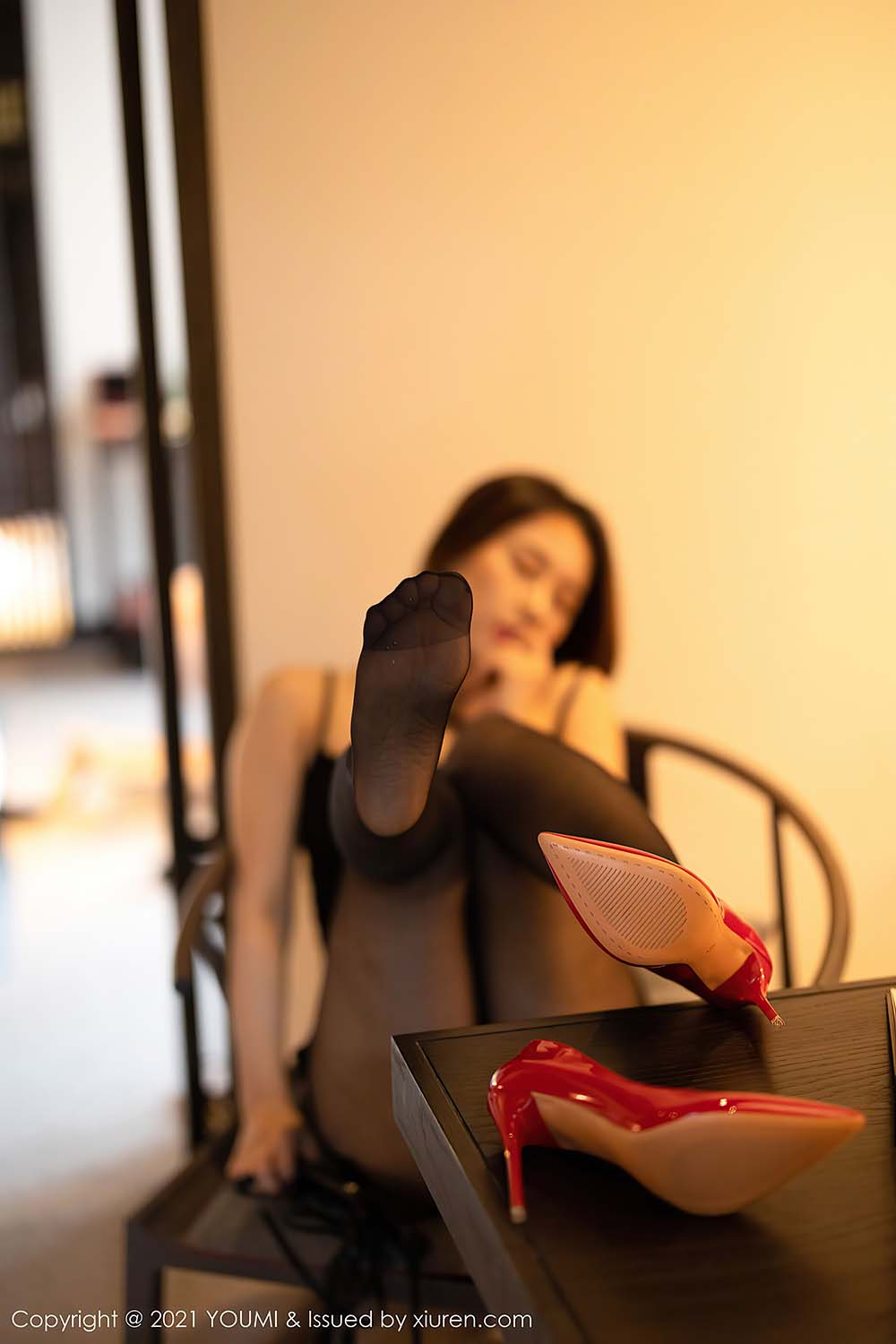 美女模特徐安安黑丝美腿手持皮鞭御姐气息杭州旅拍