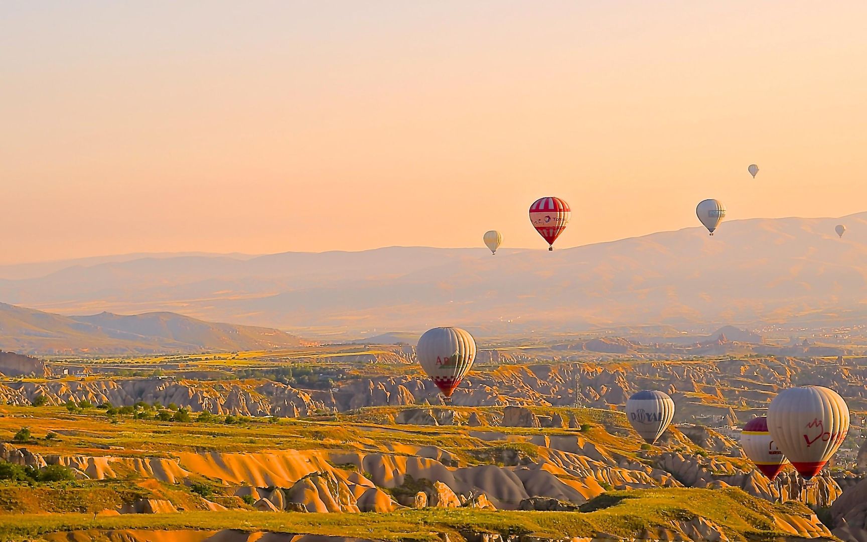 土耳其卡帕多奇亚浪漫热气球风光唯美桌面壁纸