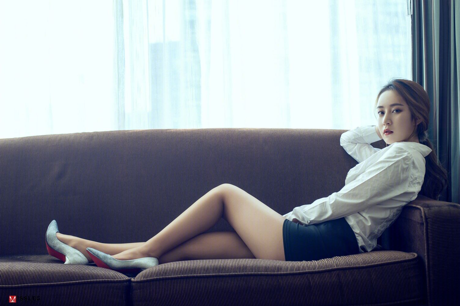 美女模特乔依琳白衬衫黑丝美腿性感私房写真