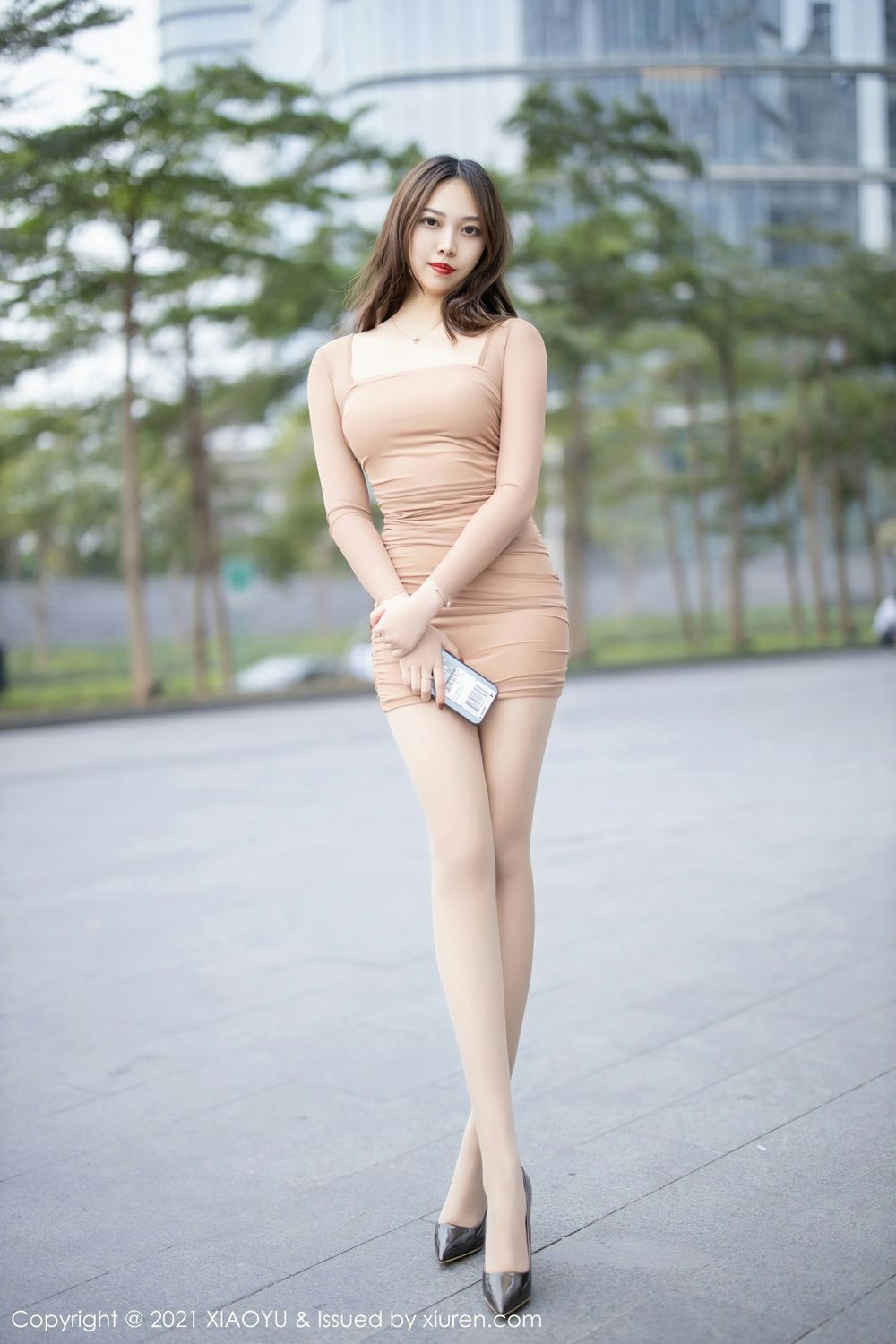 美女模特郑颖姗紧身服饰肉色丝袜美腿修长性感写真