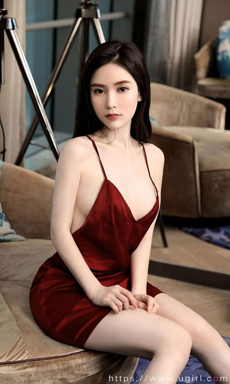 美女模特吴雪瑶红色吊裙柔软身体韶华映雪主题写真