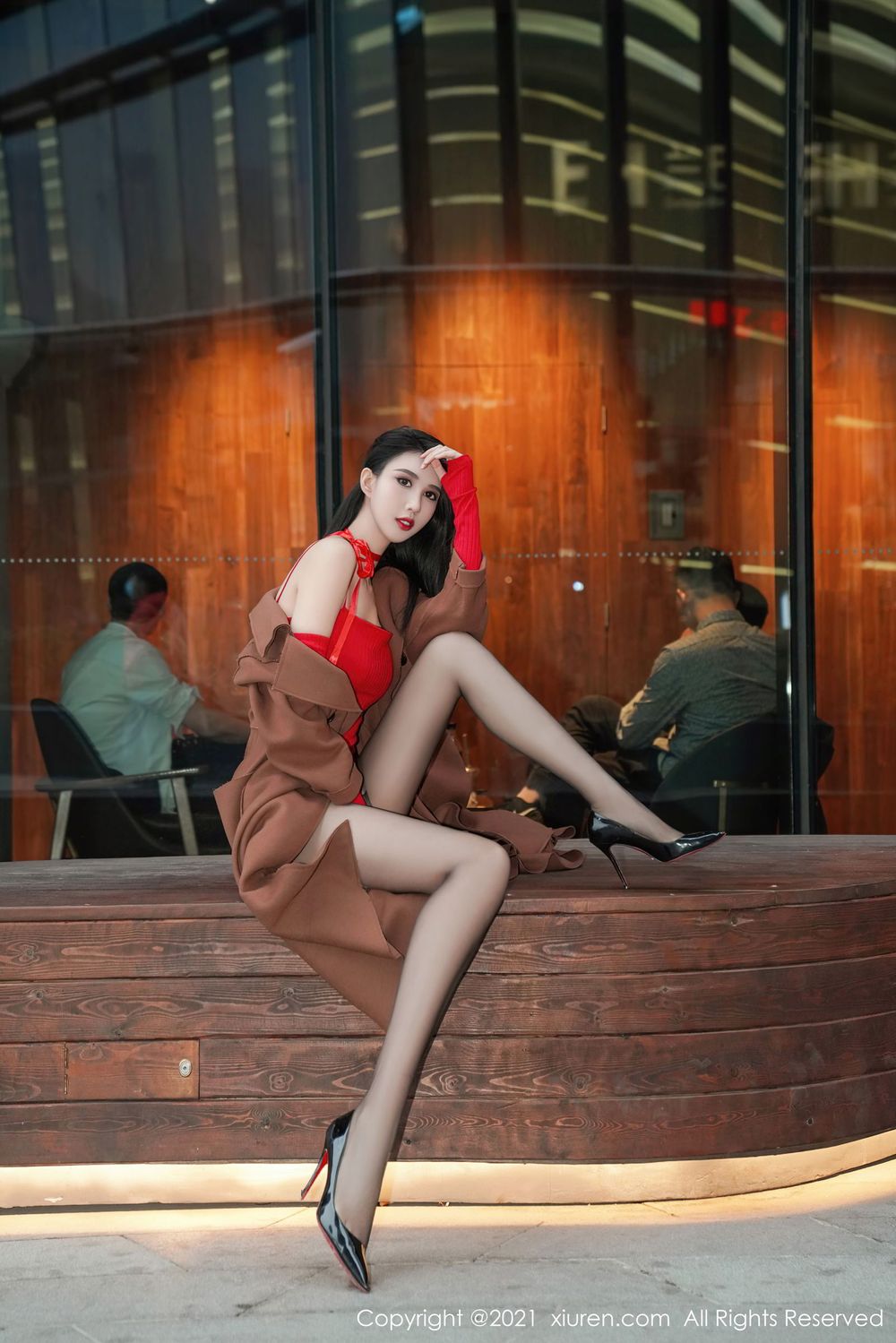 性感女神葛征Model鲜艳红裙与黑丝美腿内衣系列写真