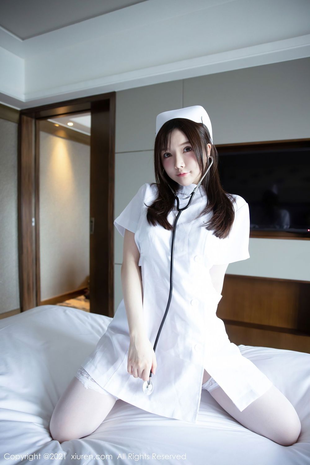 美女模特糯美子Mini洁白护士制服系列姿态诱人写真