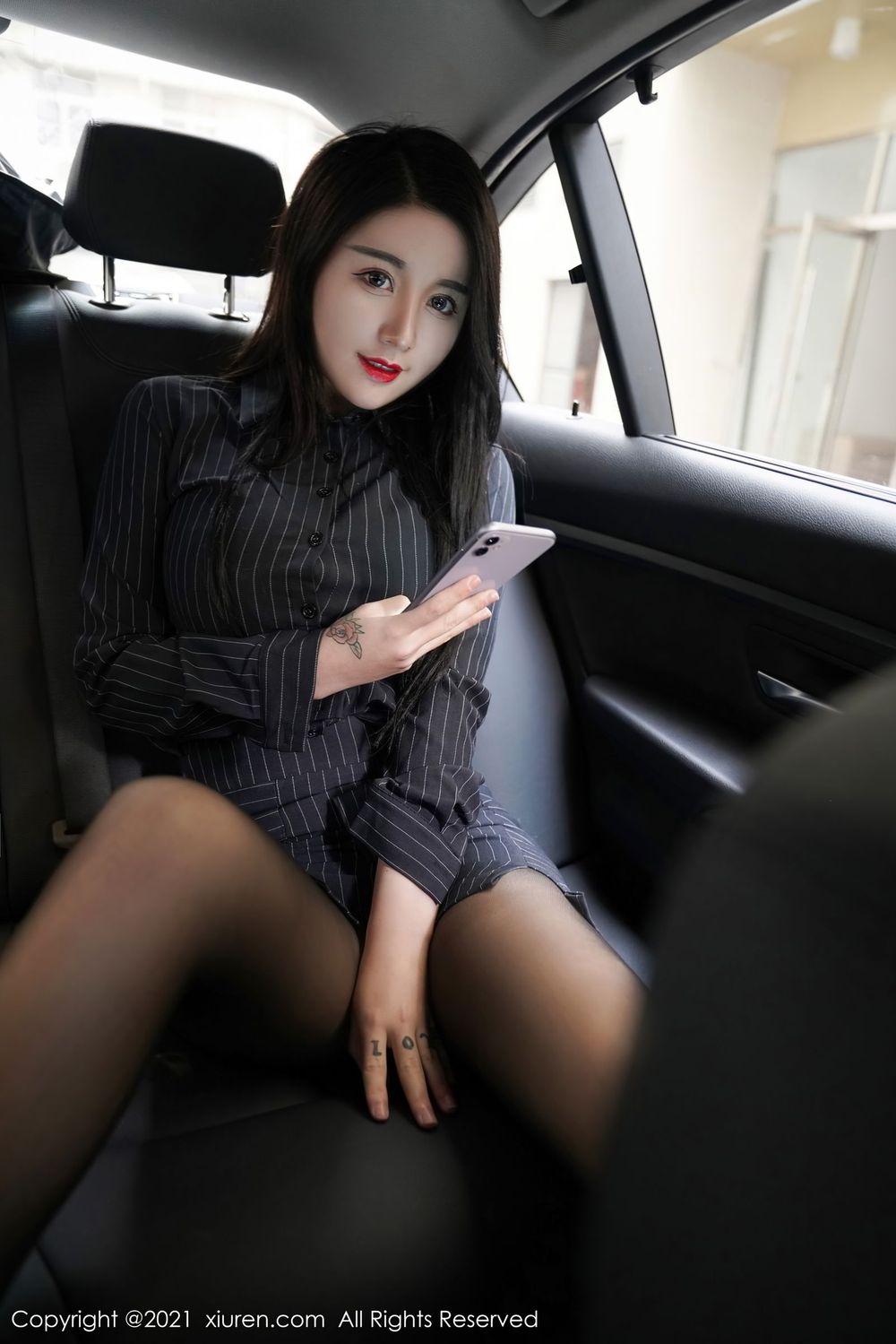 美女模特美七Mia黑丝美腿丰腴身材车内黑色OL系列写真
