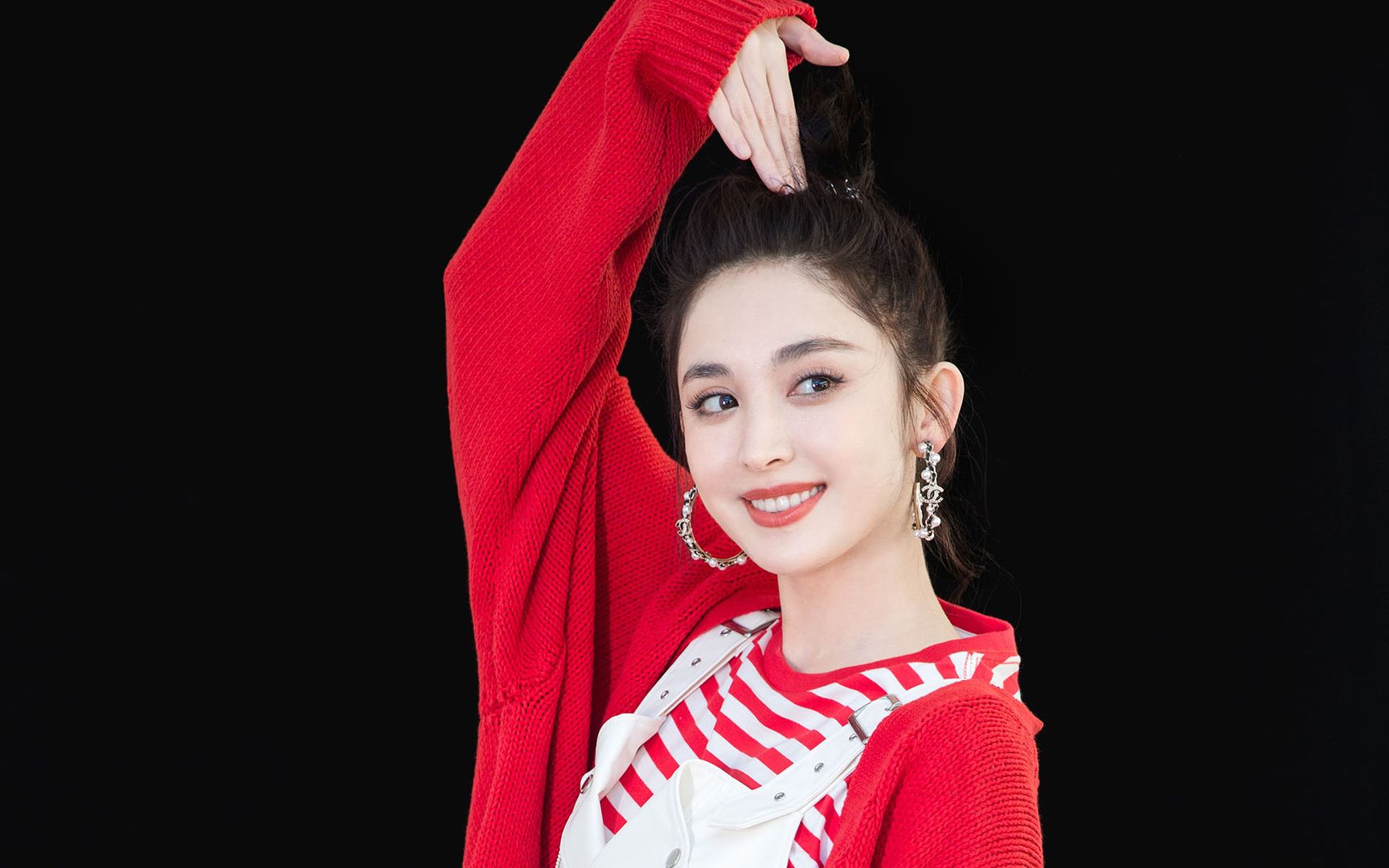 新疆美女古力娜扎烈焰红裙造型抢眼美艳动人高清壁纸