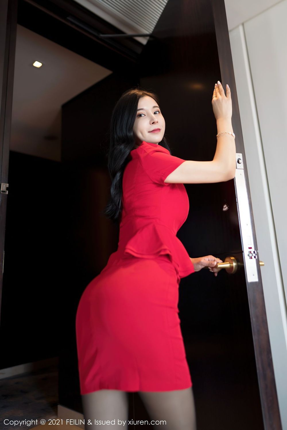 美女模特小蛮妖x猩红的经典职场秘书黑丝OL系列写真