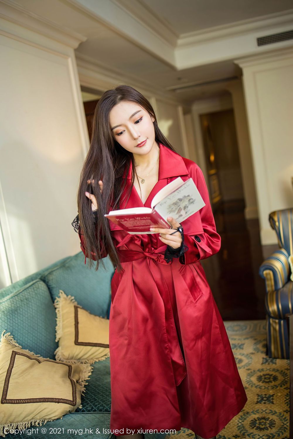 美女模特王馨瑶yanni鲜红皮衣与蕾丝网袜娇媚风姿写真