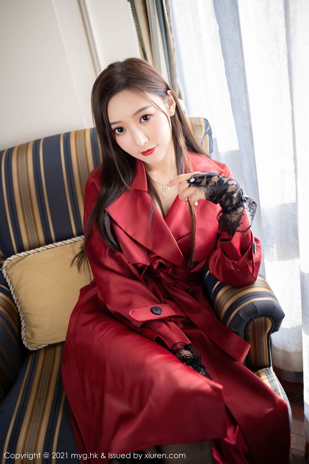 美女模特王馨瑶yanni鲜红皮衣与蕾丝网袜娇媚风姿写真