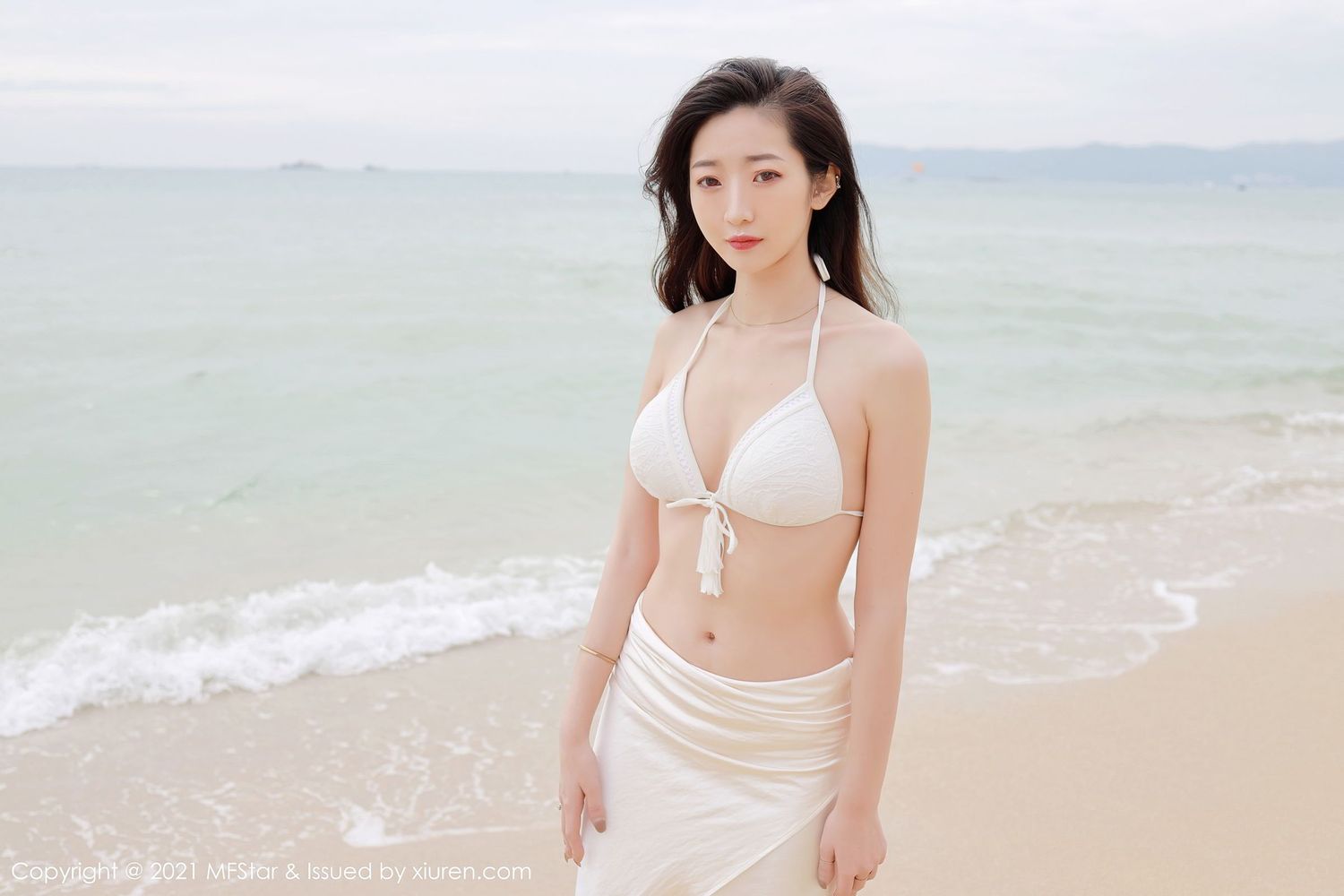性感女神安琪Yee沙滩白色比基尼系列三亚海边旅拍