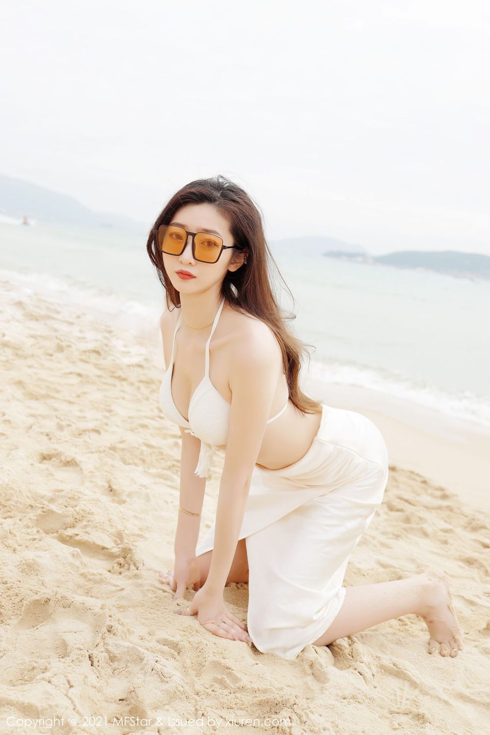 性感女神安琪Yee沙滩白色比基尼系列三亚海边旅拍