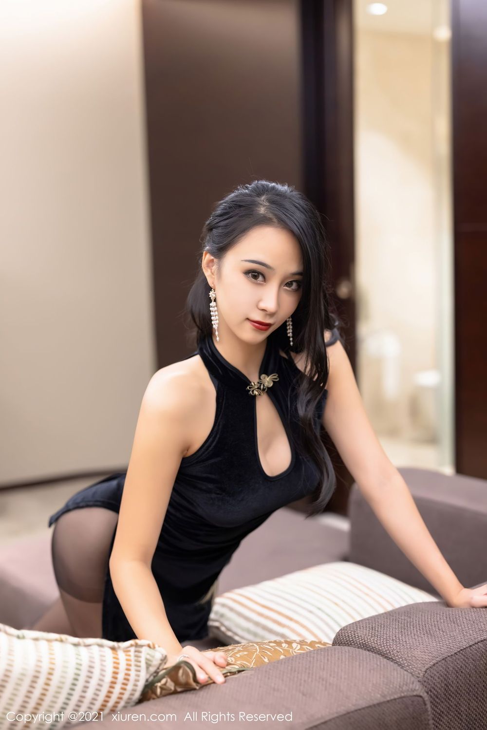 美女模特蓝夏Akasha古典旗袍与黑丝美腿系列动人写真