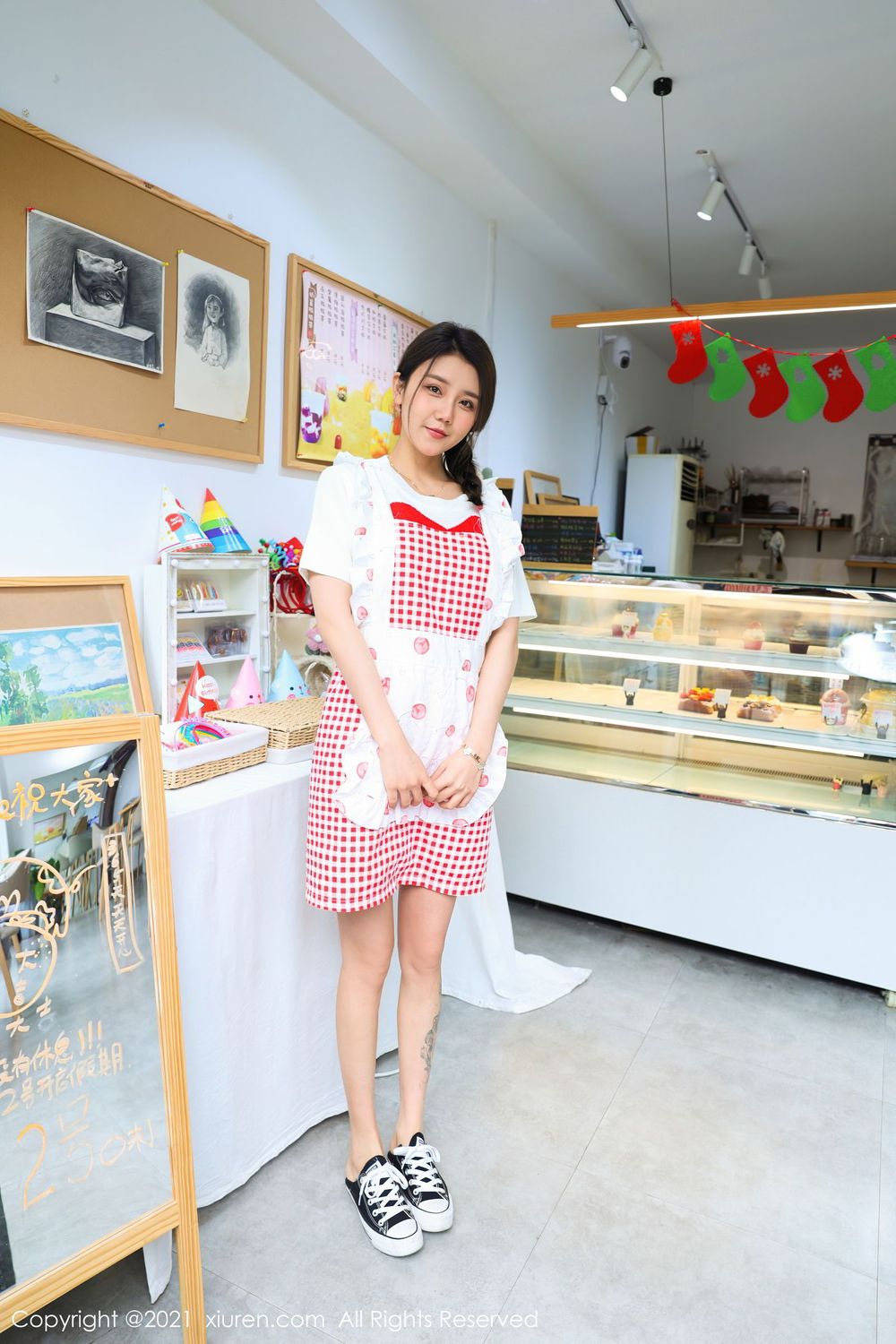 美女模特夏西CiCi蛋糕室清纯厨娘动人服务员装扮写真