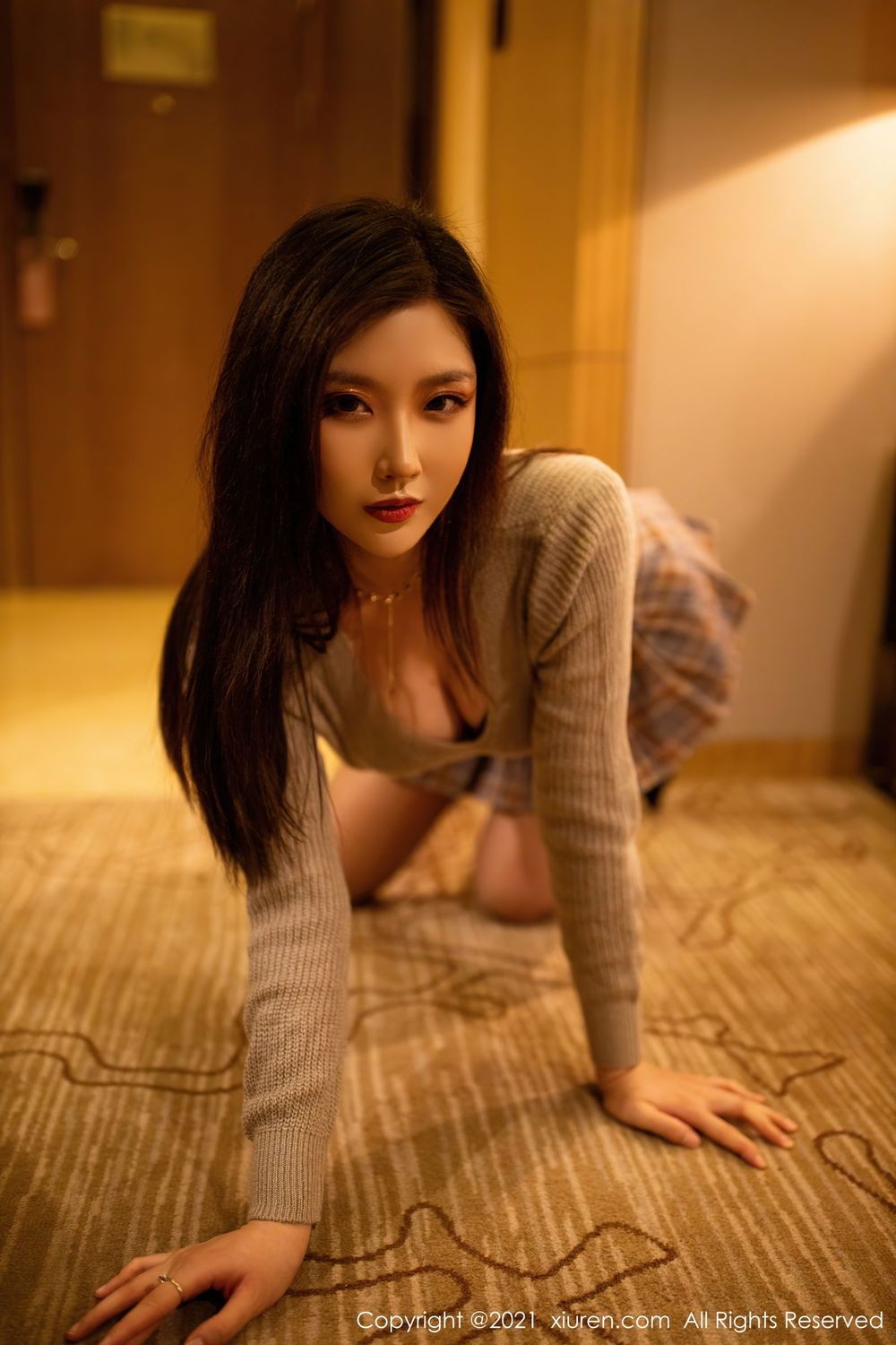新人模特刘艾琳Allen镂空毛衣与格子裙系列性感写真