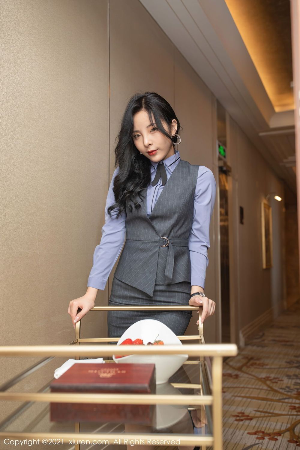 美女模特陈小喵丝袜美腿化身酒店管家主题性感写真