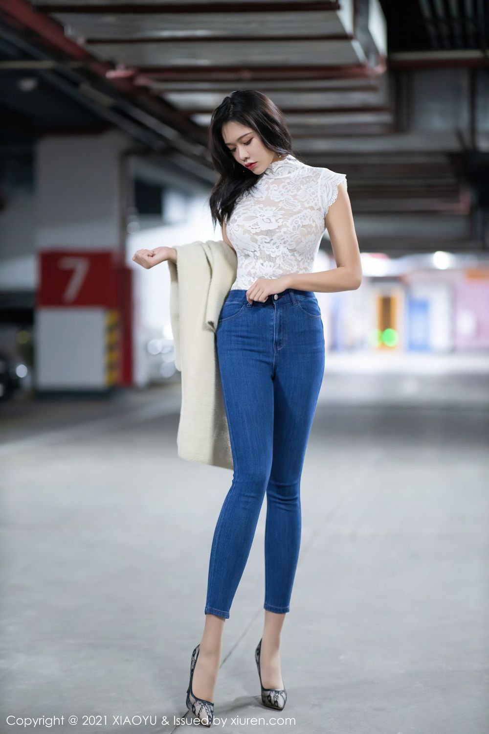 美女模特小娜比直率牛仔裤镂空内衣车拍主题写真