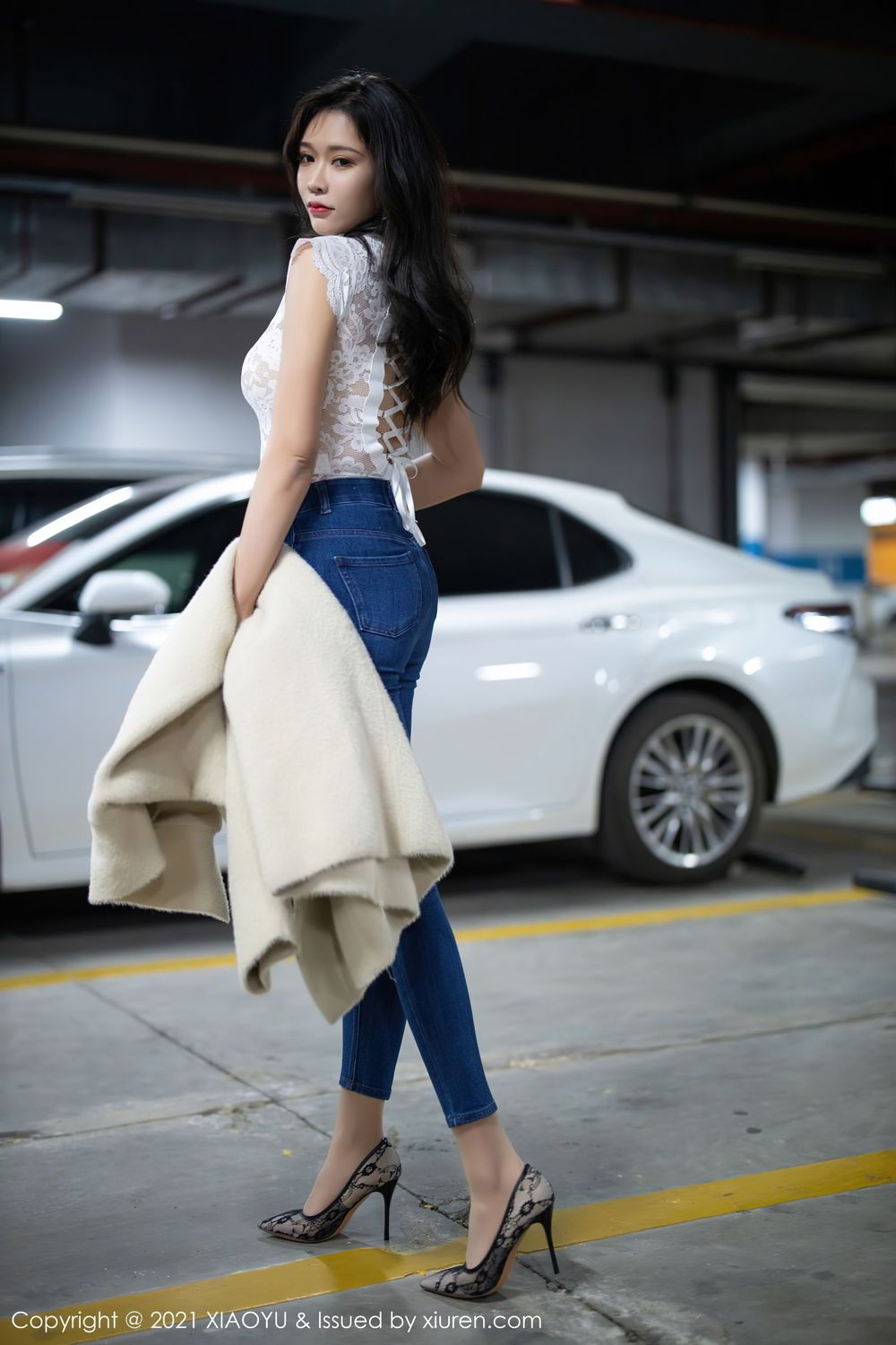 美女模特小娜比直率牛仔裤镂空内衣车拍主题写真