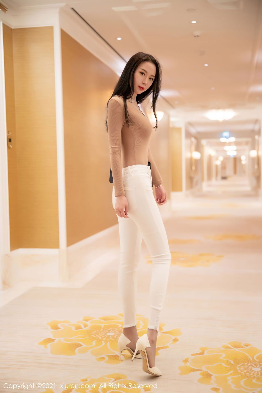 美女模特梦心玥紧身上衣与白色牛仔裤澳门心愿旅拍