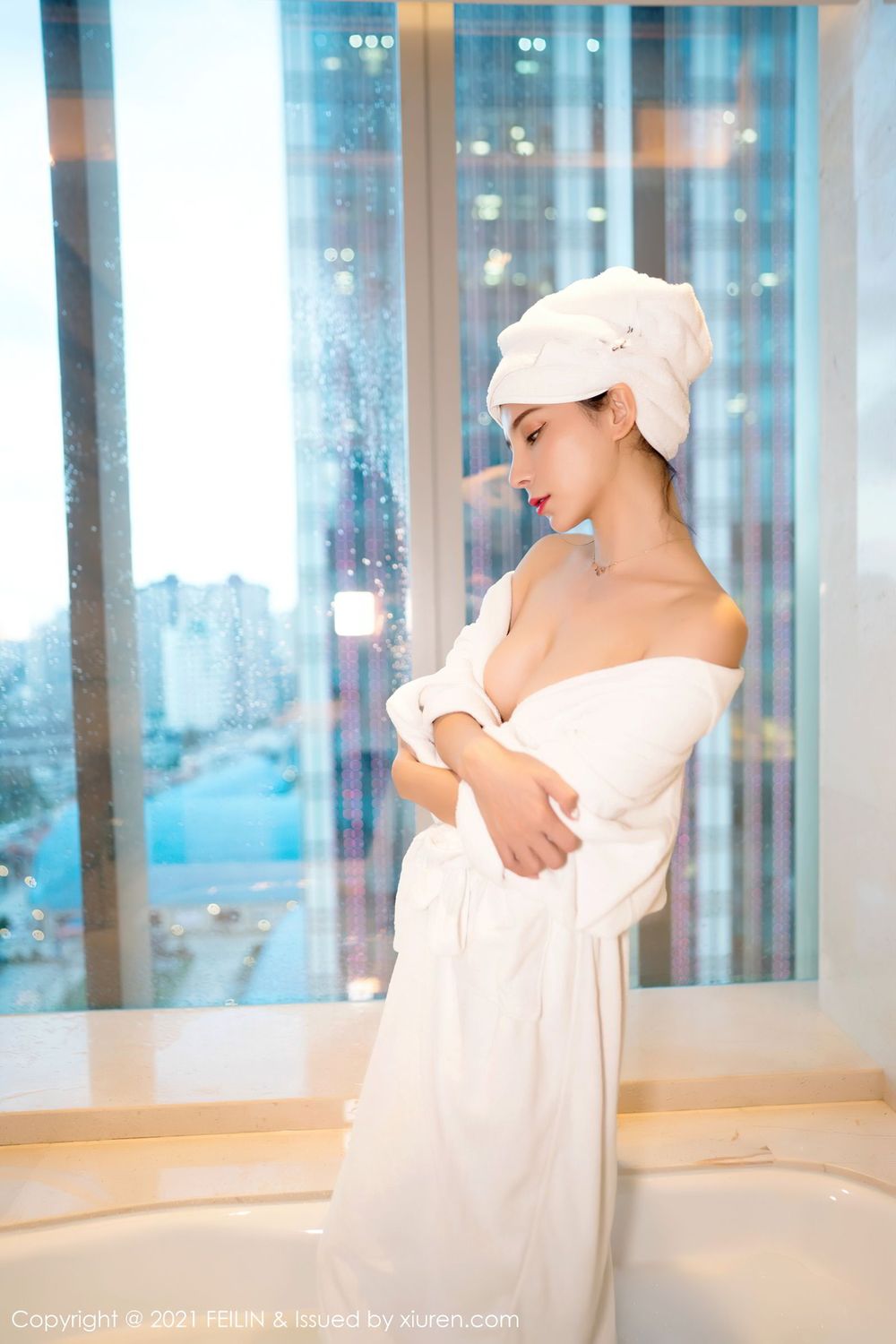 美女模特小蛮妖x白色浴袍与经典蕾丝内衣系列写真