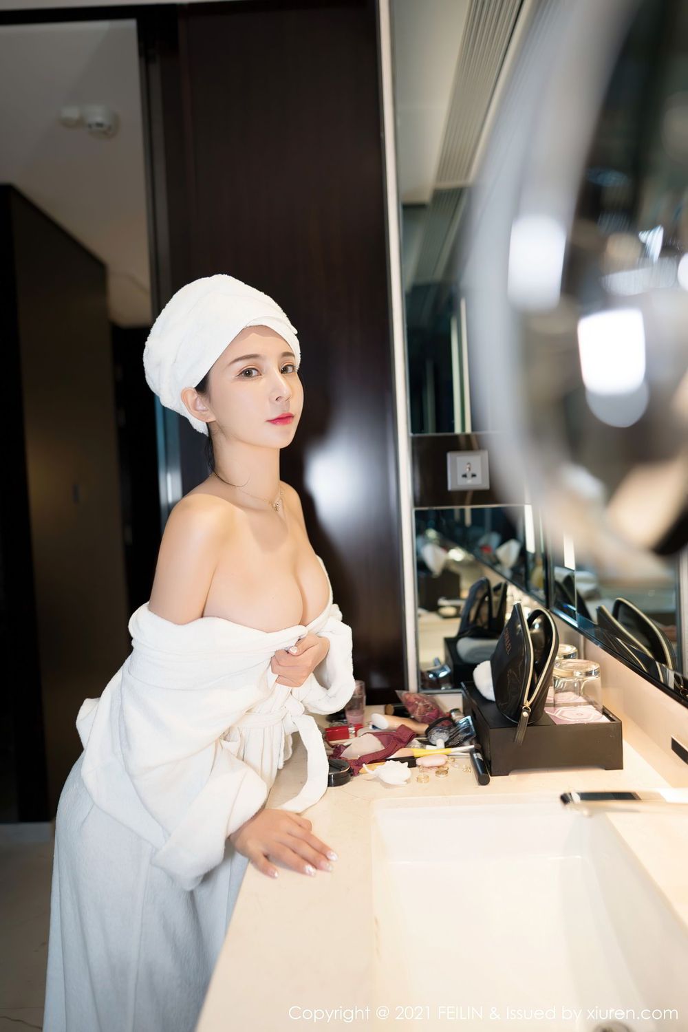 美女模特小蛮妖x白色浴袍与经典蕾丝内衣系列写真