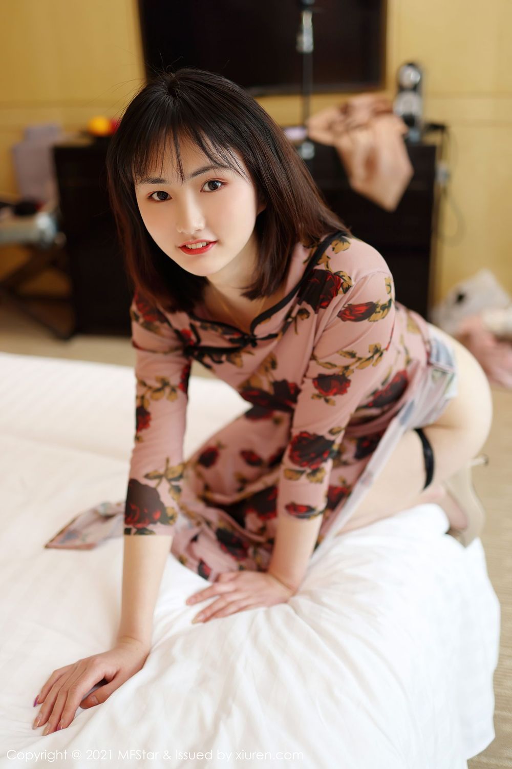新人模特墨韩巡礼古典旗袍修长美腿系列首套写真