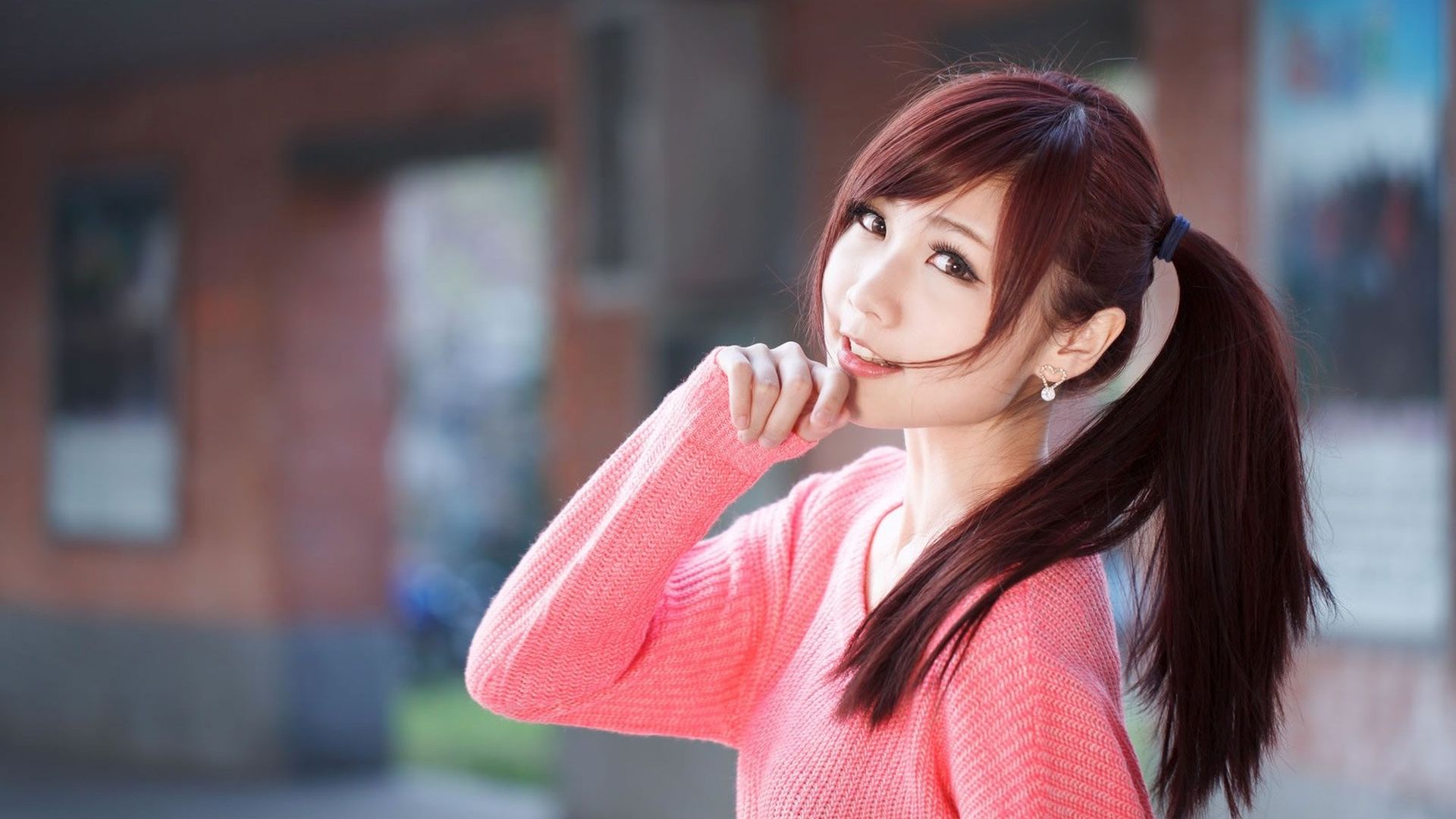 台湾人气模特张雅筑粉色毛衣户外街拍高清桌面壁纸