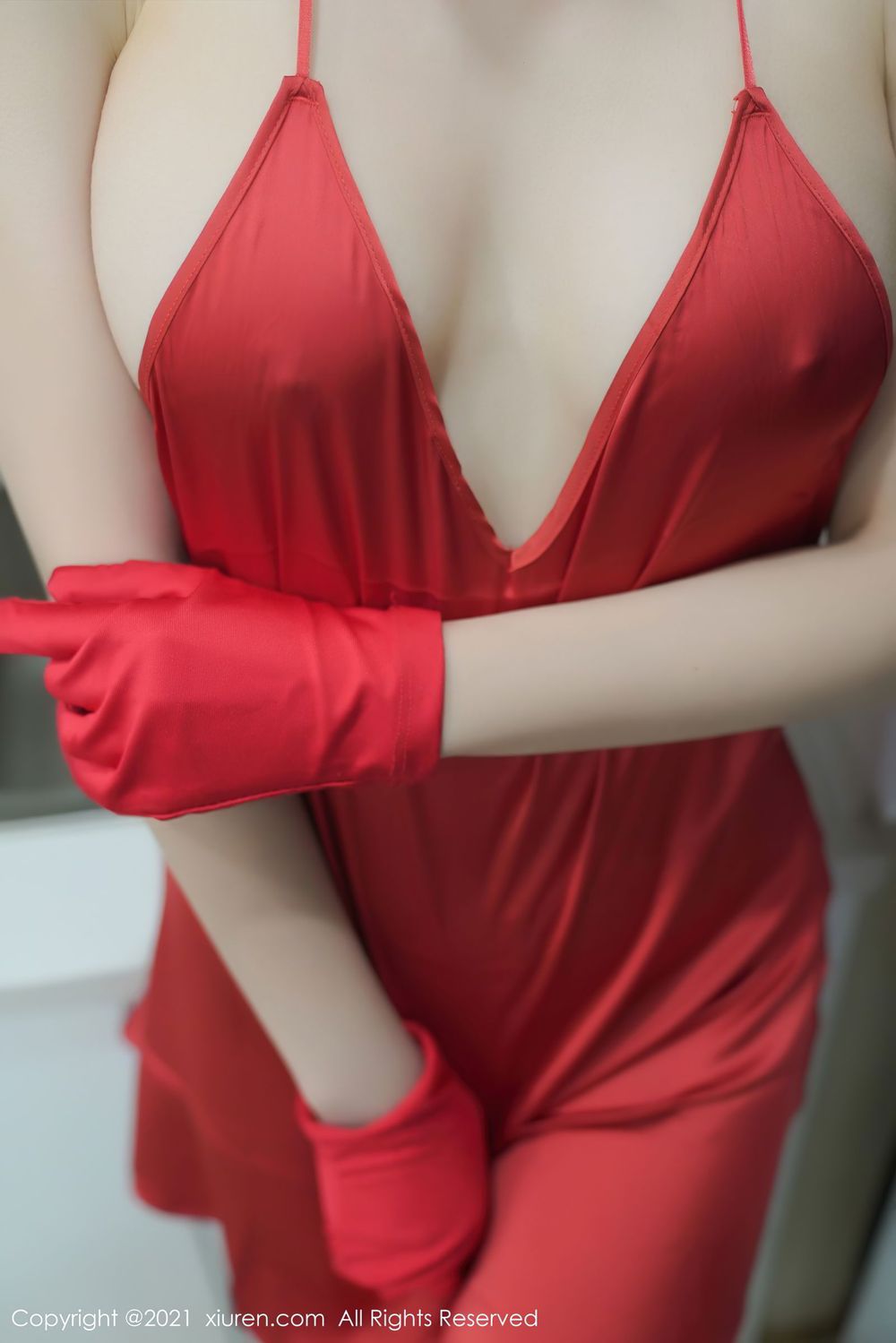 美女模特沈梦瑶红色吊裙与黑丝美腿魅惑真空写真