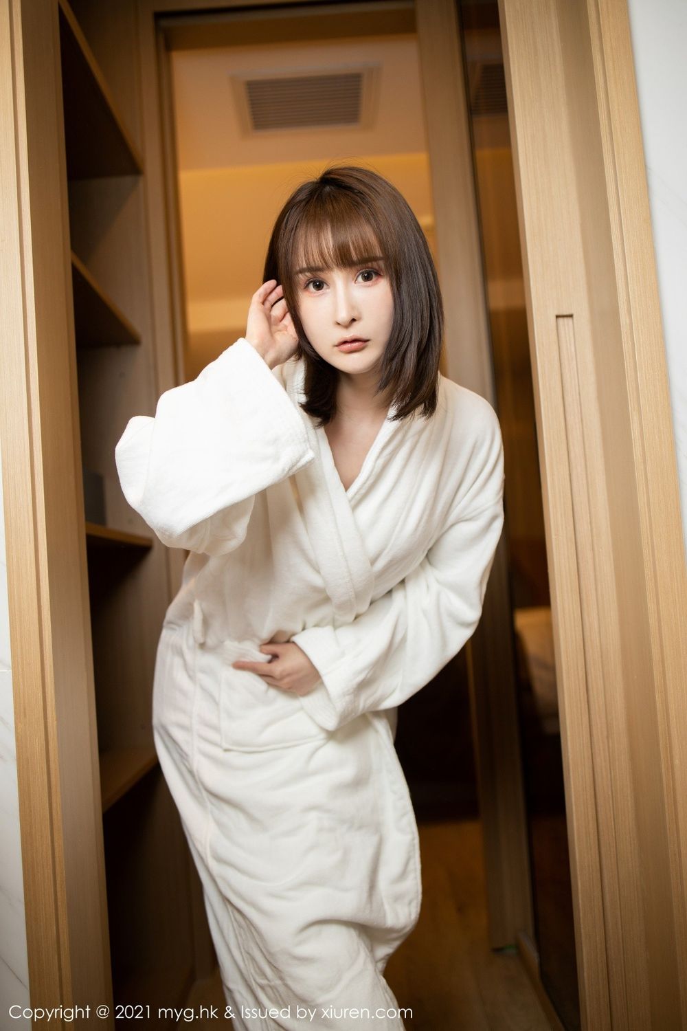 美女模特蔡文钰Abby白色浴袍透明保鲜膜系列性感写真