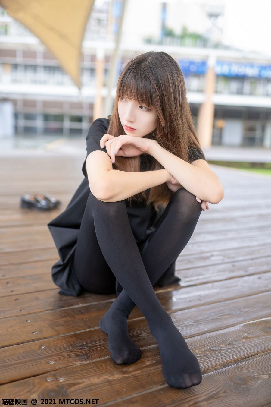 喵糖映画清纯美女黑色连身裙+黑丝美腿系列户外迷人写真