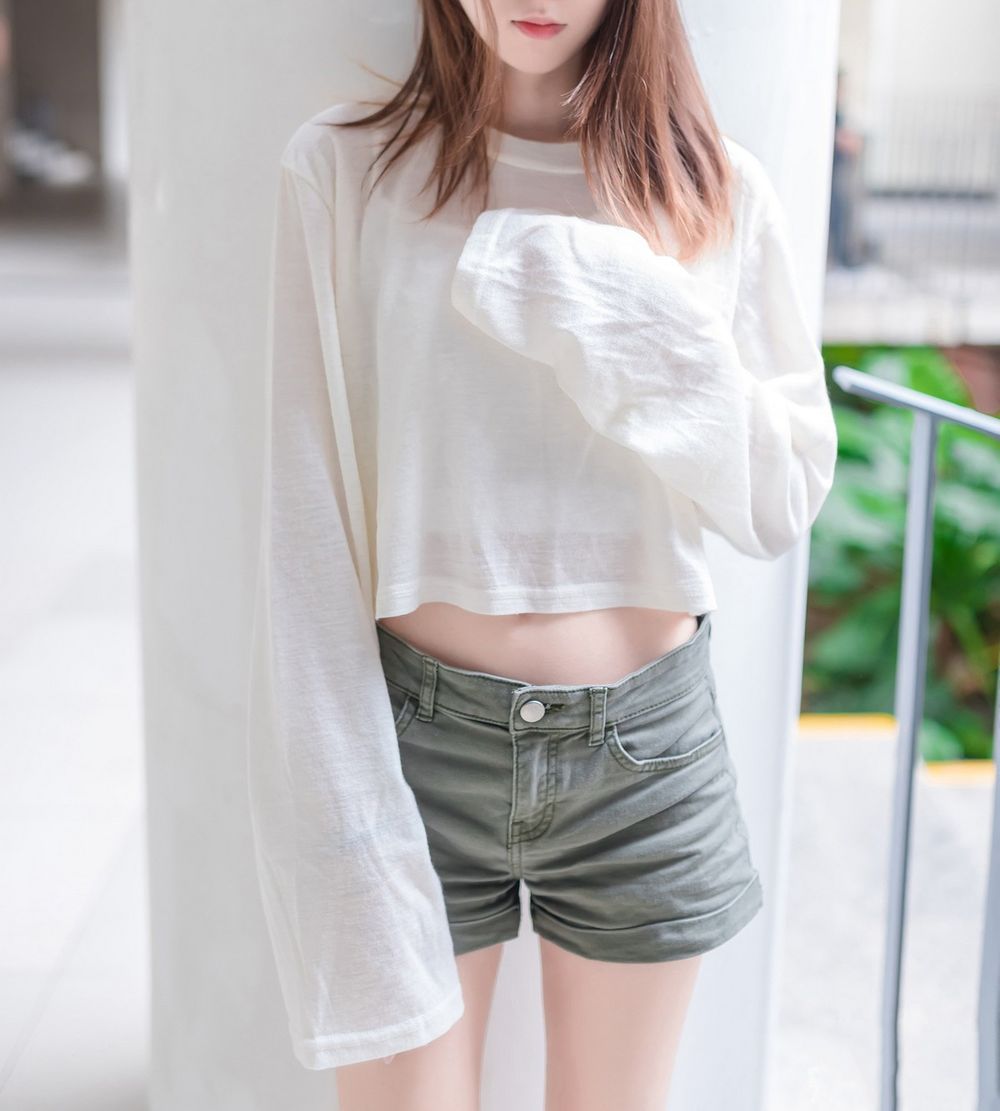 清纯美女白色T恤修长美腿微露小蛮腰夏日户外写真
