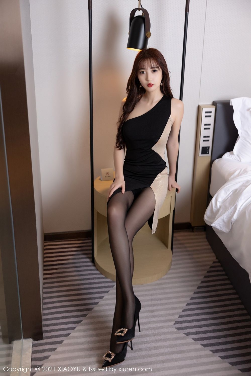 新人模特林星阑黑丝美腿露肩长裙丰盈动人性感写真