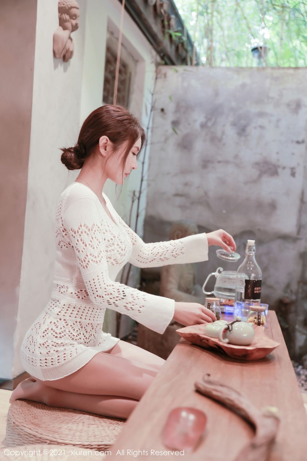 美女模特SOLO尹菲丝袜美腿内衣诱惑茶室系列性感写真