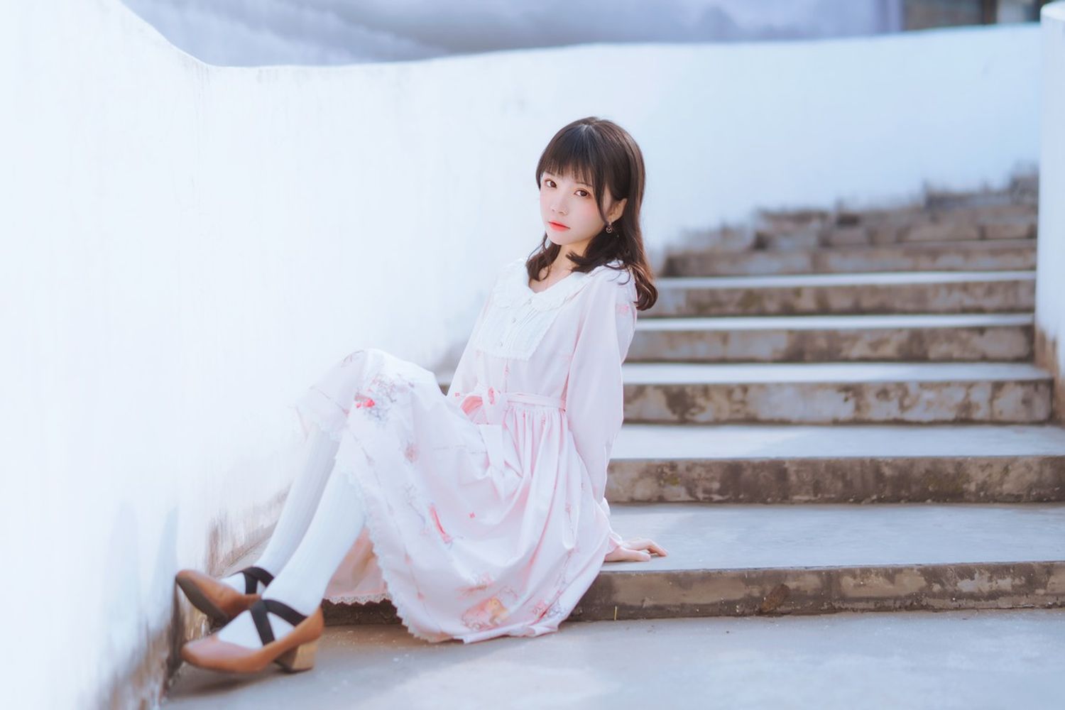 COSER桜桃喵粉色服饰+清纯连身裙秀完美身材户外写真