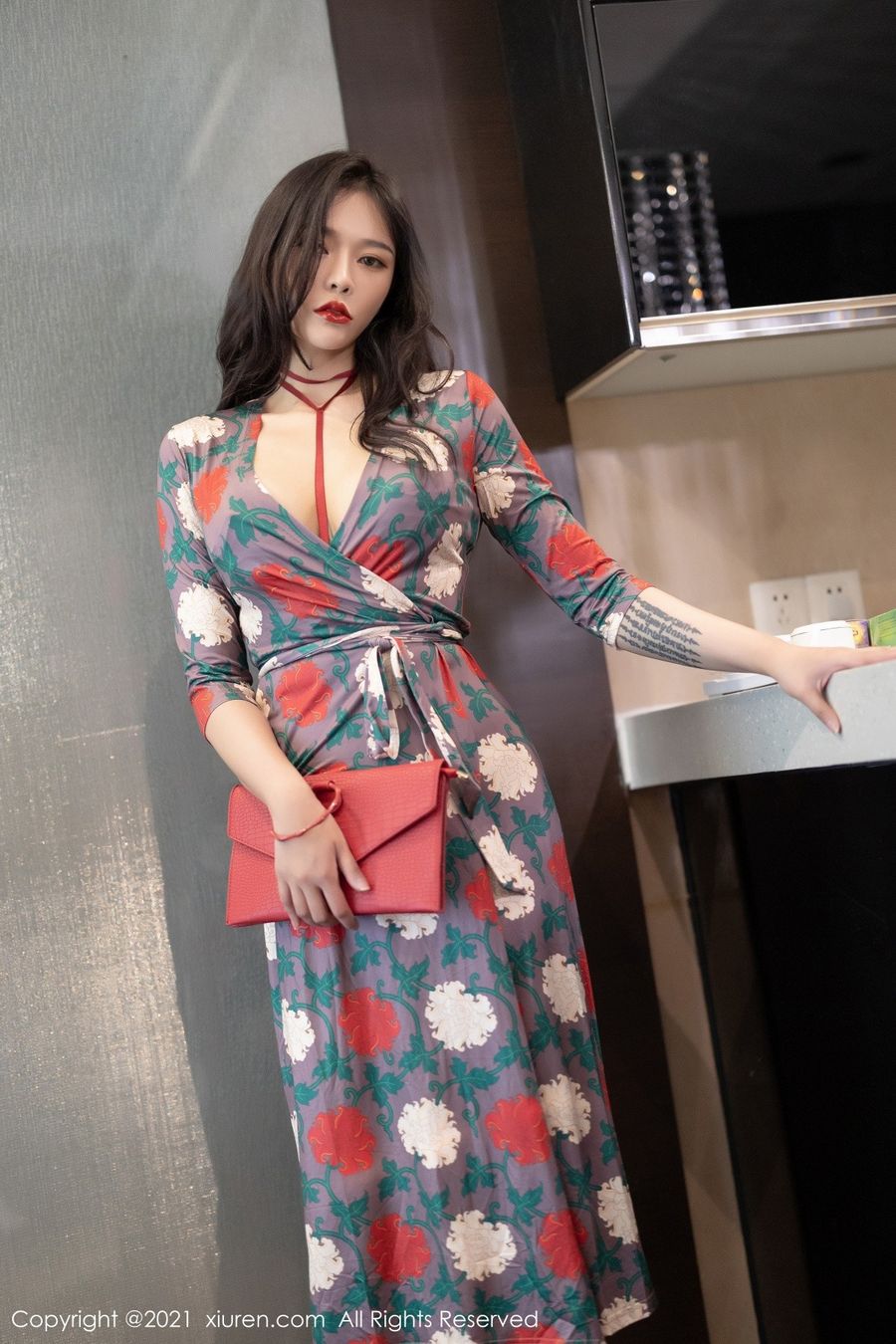 美女模特小娜比华丽长裙独特内衣媚态动人性感写真