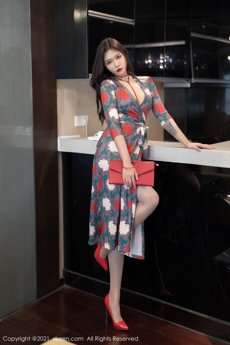 美女模特小娜比华丽长裙独特内衣媚态动人性感写真