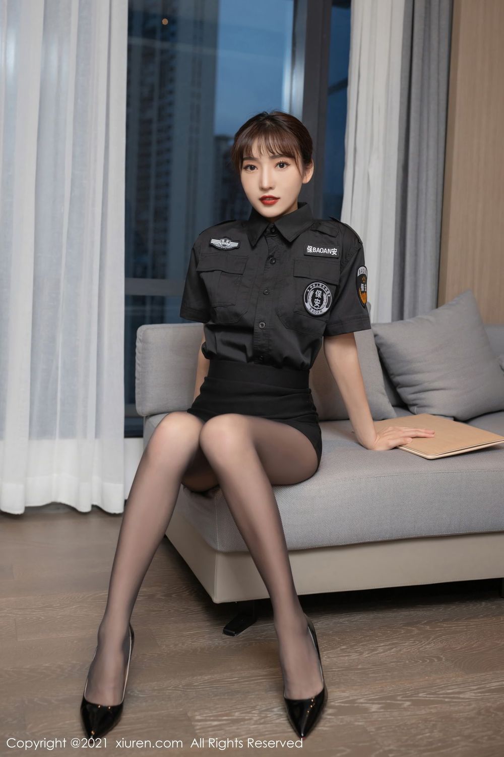 美女模特陆萱萱黑丝美腿物业保安制服主题性感写真