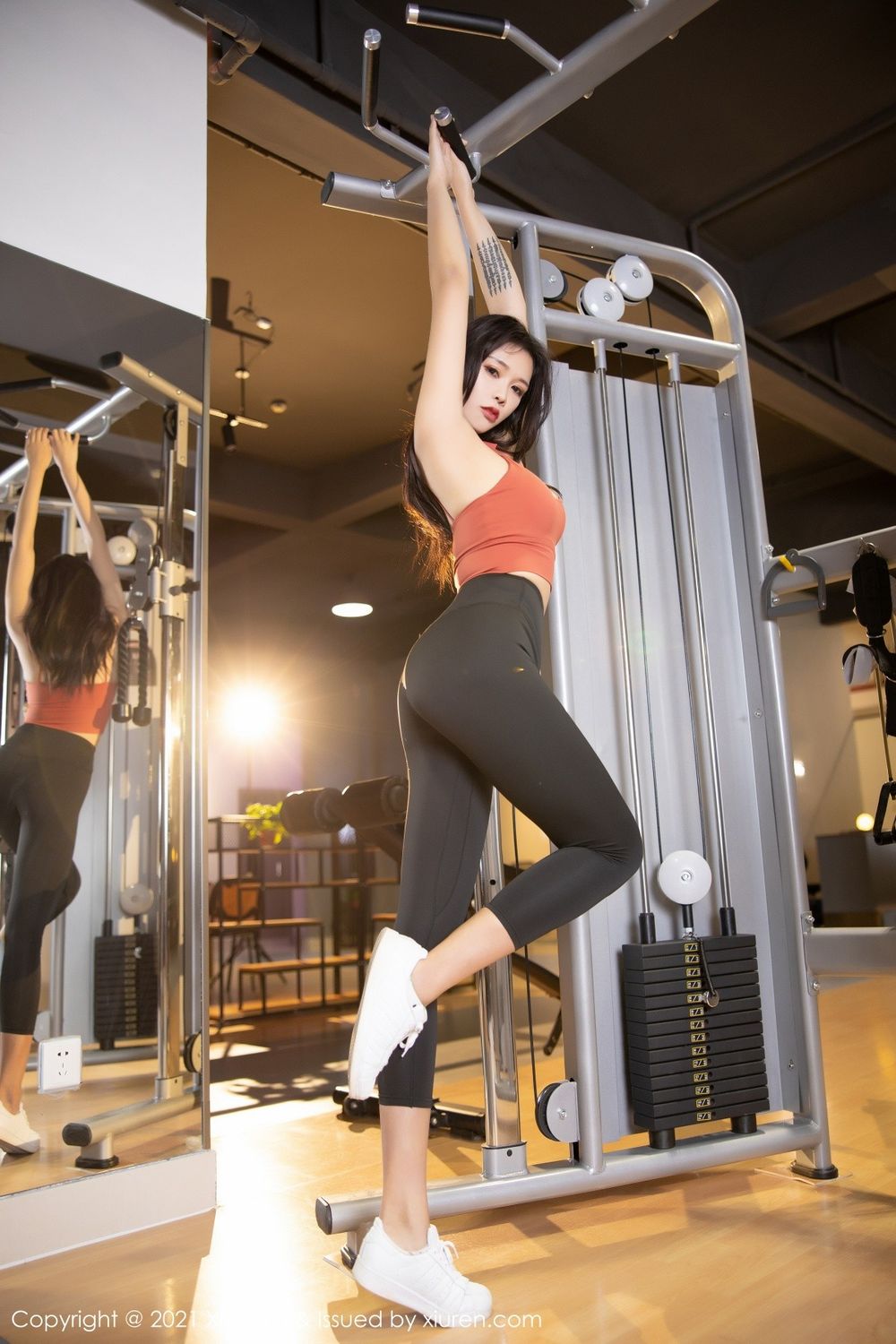 美女模特小娜比紧身运动服+健身实地场景性感写真
