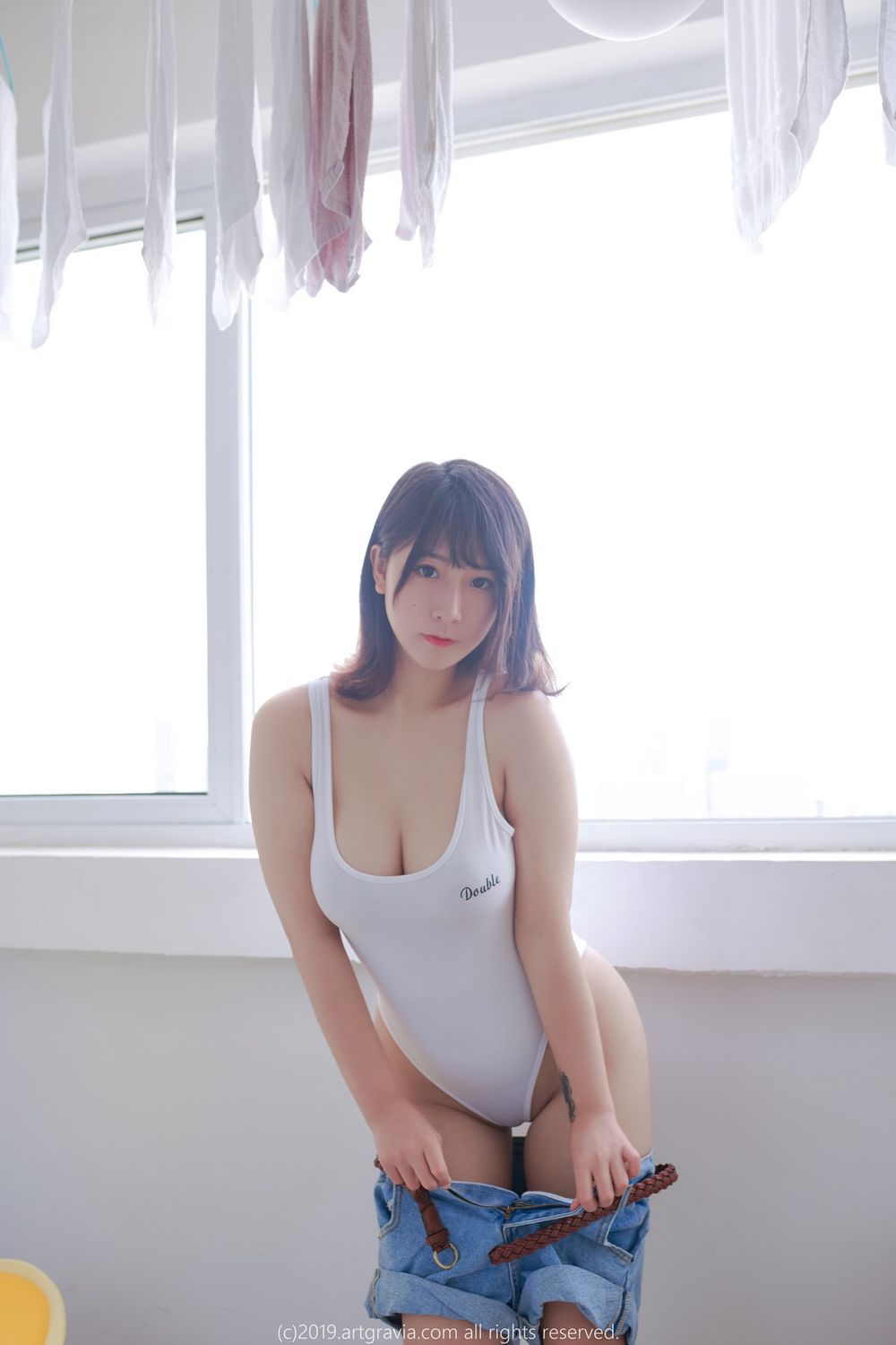 美女模特猫九酱Sakura高叉连体衣+牛仔热裤撩人写真