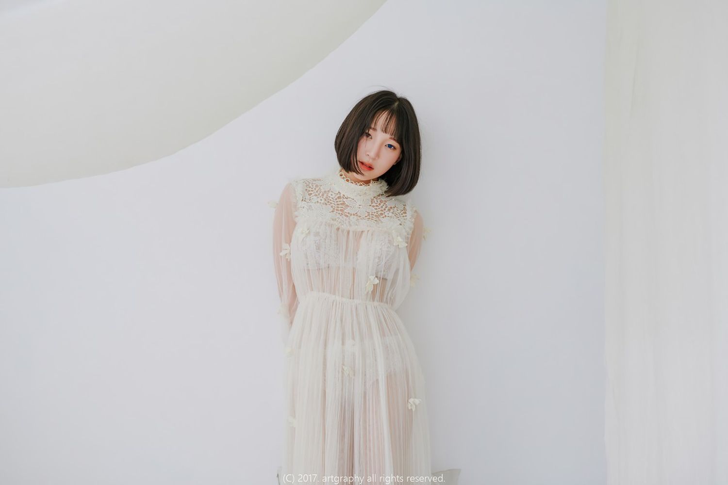 美女模特姜仁卿白色缕空吊裙秀完美身材私房写真