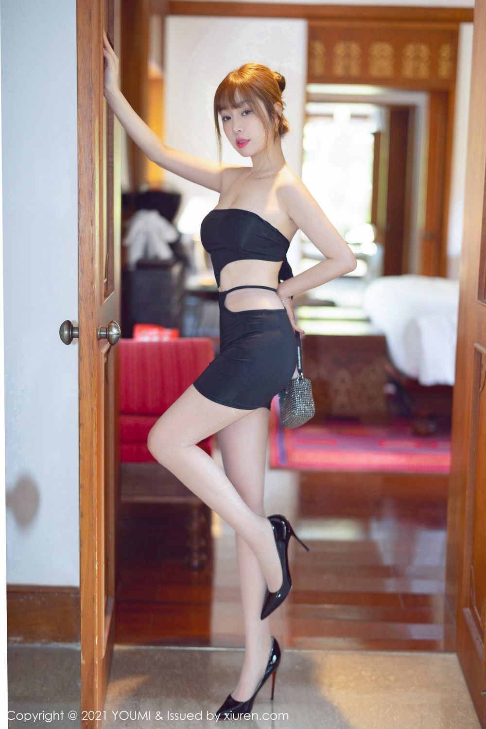 美女模特王雨纯丝袜美腿抹胸内衣系列西双版纳旅拍