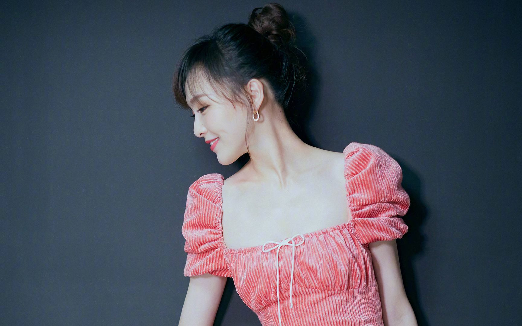 演员唐嫣粉嫩甜美笑容低胸装性感桌面壁纸