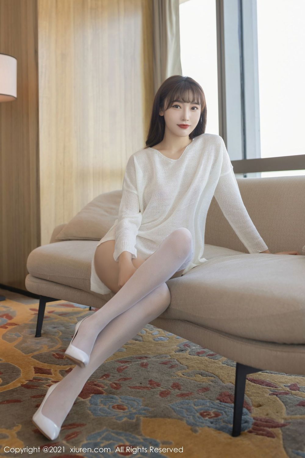 美女模特陆萱萱白色毛衣与丝袜美腿性感撩人写真