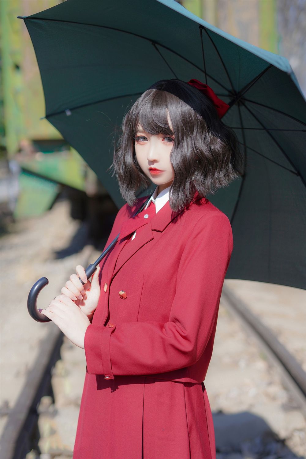 清纯美少女户外太阳伞下红色JK裙微卷短发迷人写真