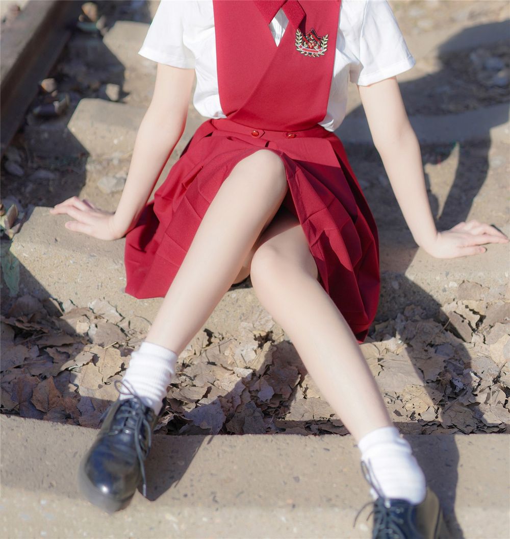 清纯美少女户外太阳伞下红色JK裙微卷短发迷人写真