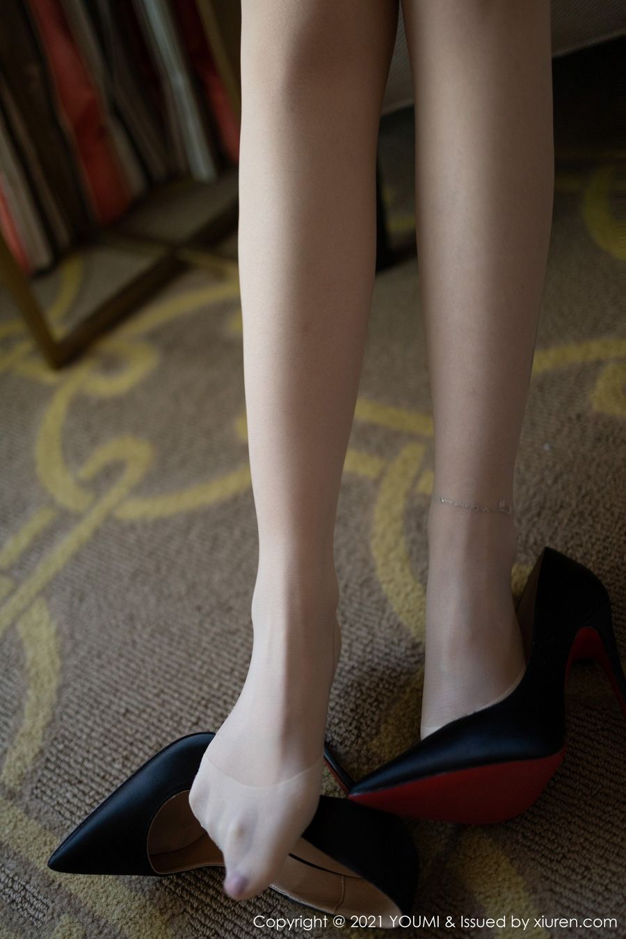 美女模特艾静香丝袜美腿制服诱惑灵动系列澳门旅拍