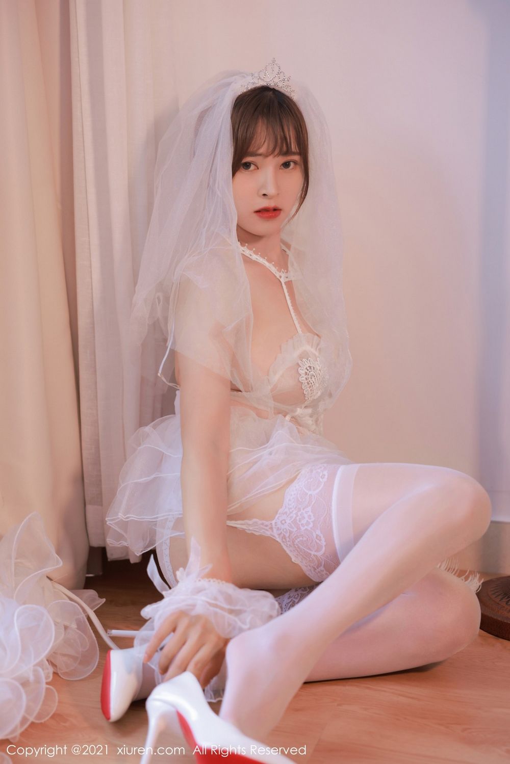 美女模特奈沐子白色婚纱丝袜美腿童颜巨乳性感写真