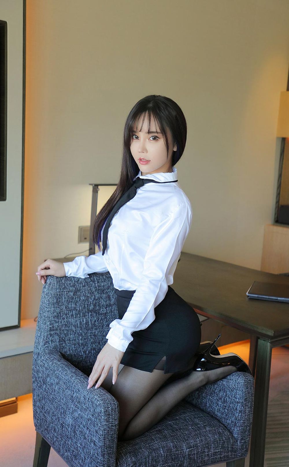 美女模特艾小青白衬衫黑丝美腿职场OL主题性感写真
