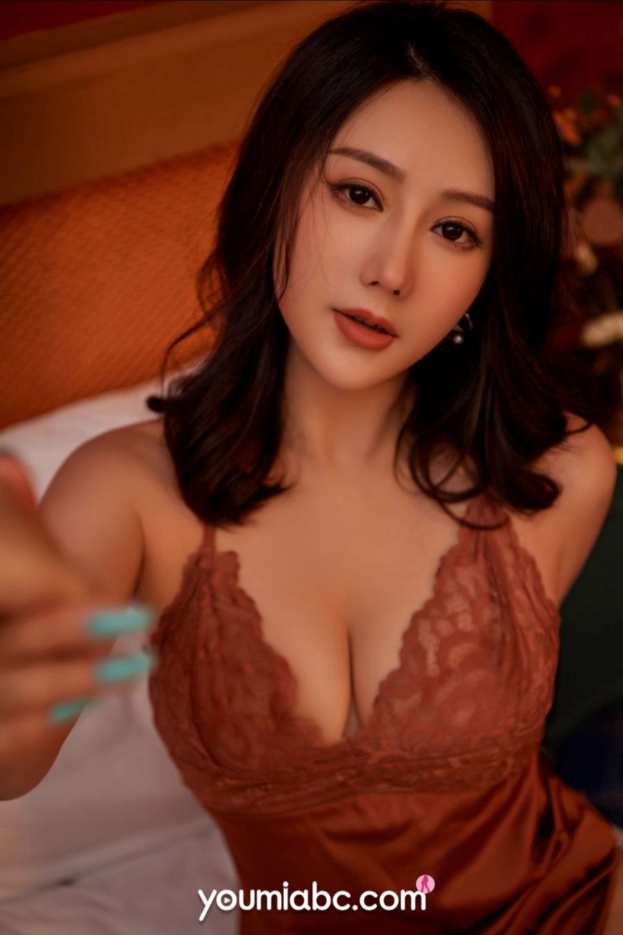 美女模特苏小曼低胸蕾丝吊裙迷人事业线性感写真