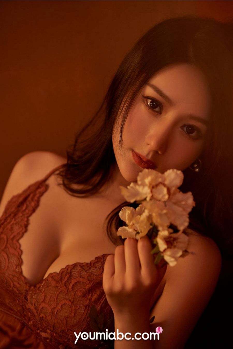 美女模特苏小曼低胸蕾丝吊裙迷人事业线性感写真