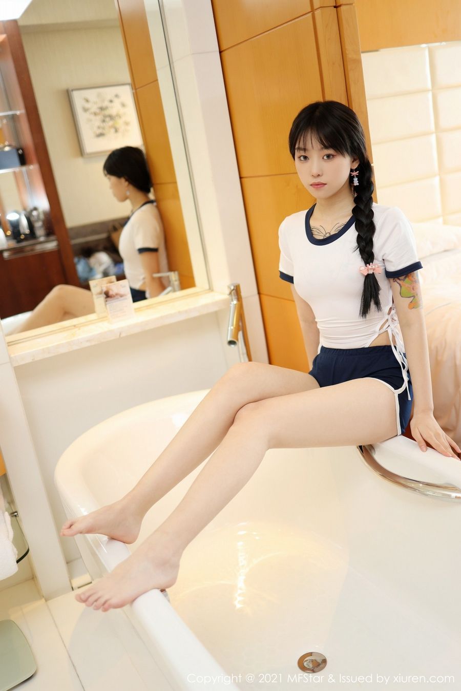 美女模特小奶瓶呜呜马尾辫日系风格浴室场景写真